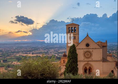 Tramonto sulla Basilica di San Francesco ad Assisi, provincia di Perugia, Umbria, Italia Foto Stock