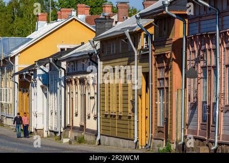 Pedoni con case in legno, scene di strada nella città vecchia di Rauma, costa occidentale, Finlandia Foto Stock