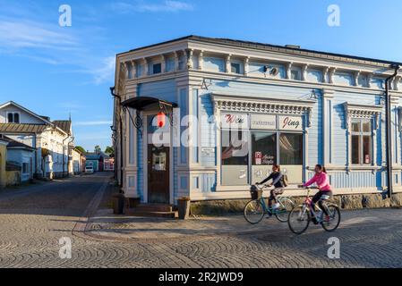 Donne con biciclette, scene di strada nel centro storico di Rauma, Costa Occidentale, Finlandia Foto Stock