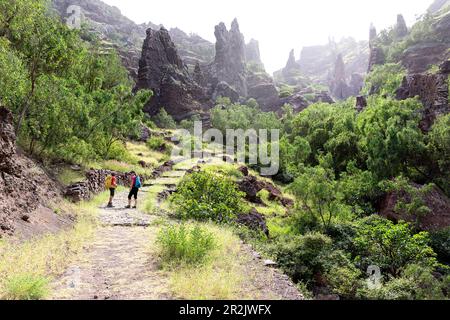 Madre e figlio trekking trouhg paesaggio panoramico vicino al villaggio di ChÃ de morte, isola di Santo Antao, Cap Verde Foto Stock