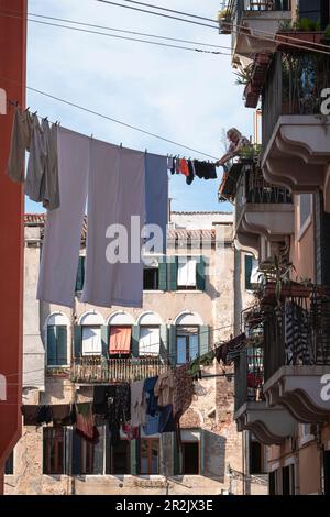 Vista su un treno stradale con linee di clotheslines a Cannareggio, Venezia, Veneto, Italia, Europa Foto Stock