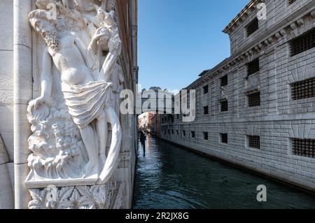 Il Ponte dei Sospiri e la prigione, in primo piano l'ebbrezza della scultura di Noè, Palazzo Ducale, San Marco, Venezia, Veneto, Italia, Europa Foto Stock