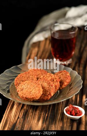 Tempeh fritto rotondo o Tempe Goreng Bulat, affettato di soia fermentata fritta profonda, piatto laterale popolare in Indonesia Foto Stock