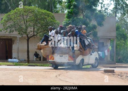 Uganda; Uganda centrale nel distretto di Nakasongola; sulla strada da Kampala a Masindi vicino a Nakitoma; pickup bush taxi a pieno carico; i passeggeri siedono o Foto Stock