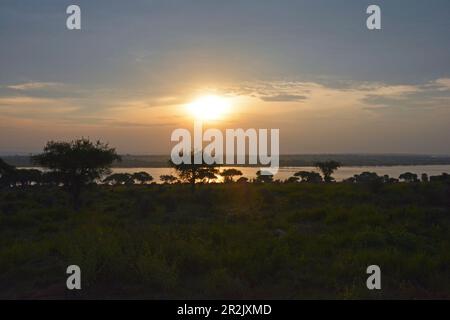 Uganda; Regione Settentrionale; Parco Nazionale delle Cascate di Murchison; Vista del Nilo Bianco al tramonto dal Pakuba Lodge Foto Stock