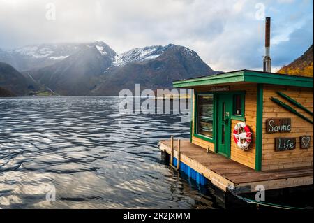 Sauna in urke, Hjoerundfjord, Moere e Romsdal, bianco e nero, Hurtigrute, Norvegia, Europa Foto Stock