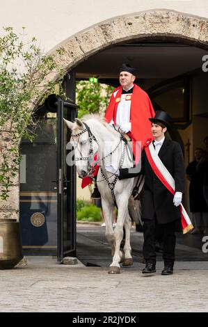 Weingarten, Germania. 19th maggio, 2023. Dean Ekkehard Schmid (l) entra nella piazza di fronte alla basilica. Il Blutritt è la più grande processione equestre d'Europa in onore del Santo sangue di Cristo. Credit: Silas Stein/dpa/Alamy Live News Foto Stock