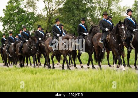 Weingarten, Germania. 19th maggio, 2023. I sanguinatori partecipano alla processione equestre. Il Blood Ride è la più grande processione equestre d'Europa in onore del Sacro sangue di Cristo. Credit: Silas Stein/dpa/Alamy Live News Foto Stock