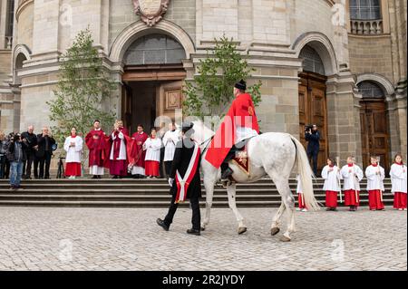 Weingarten, Germania. 19th maggio, 2023. Dean Ekkehard Schmid (M) entra nella piazza di fronte alla basilica. Il Blutritt è la più grande processione equestre d'Europa in onore del Santo sangue di Cristo. Credit: Silas Stein/dpa/Alamy Live News Foto Stock