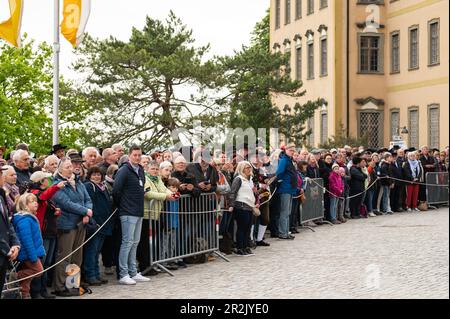 Weingarten, Germania. 19th maggio, 2023. Numerosi spettatori assistono alla consegna della reliquia del Santo sangue. Il Blood Ride è la più grande processione equestre d'Europa in onore del Sacro sangue di Cristo. Credit: Silas Stein/dpa/Alamy Live News Foto Stock