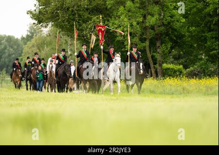 Weingarten, Germania. 19th maggio, 2023. I sanguinatori partecipano alla processione equestre. Il Blood Ride è la più grande processione equestre d'Europa in onore del Sacro sangue di Cristo. Credit: Silas Stein/dpa/Alamy Live News Foto Stock