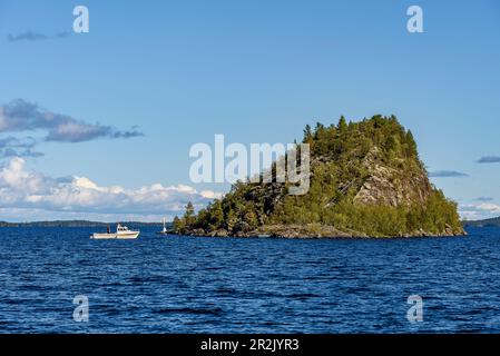 Tour in barca a Ukonkivi - Isola Sacra dei Sami nel lago Inari, Inari, Finlandia Foto Stock