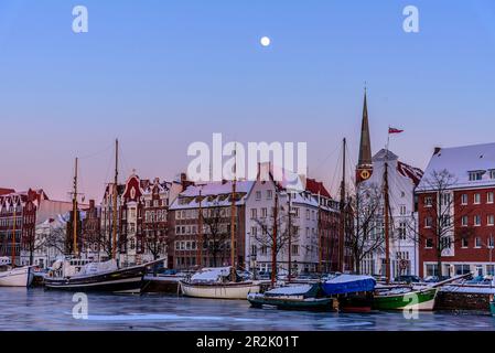 Navi a vela ghiacciate sull'Obertrave, vista della Chiesa di San Jakobi, Lübeck, Baia di Lübeck, Schleswig Holstein, Germania Foto Stock