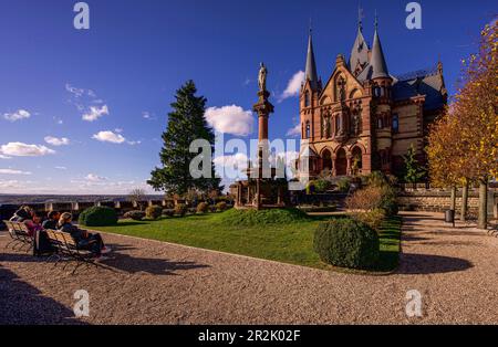 Serata sulla Venusterrasse del Castello di Drachenburg a Koenigswinter, Siebengebirge, Rhein-Sieg-Kreis, Renania settentrionale-Vestfalia, Germania Foto Stock