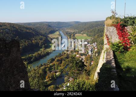 Vista dalle rovine di Randeck su Essing e dal ponte di legno presso il Altmühl e il canale Main-Danube, bassa Baviera, Germania Foto Stock