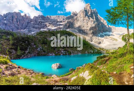 Vista panoramica sul Lago Sorapis sulle Dolomiti, Cortina d'Ampezzo. Bellissimo lago alpino Lago di Sorapis. Destinazione del viaggio Foto Stock