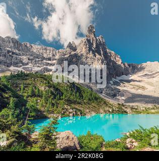Acque turchesi alpine Lago di Sorapis nelle Dolomiti, Italia. Bellissimo lago alpino Lago di Sorapis. Destinazione del viaggio Foto Stock