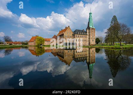 Raesfeld ha ormeggiato il castello nel distretto di Borken in un pomeriggio di primavera, Münsterland; Renania settentrionale-Vestfalia, Germania Foto Stock