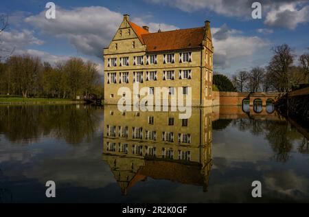 Casa padronale del castello ormeggiato Burg Hülshoff a Havixbeck in primavera, Muensterland, Renania settentrionale-Vestfalia, Germania Foto Stock