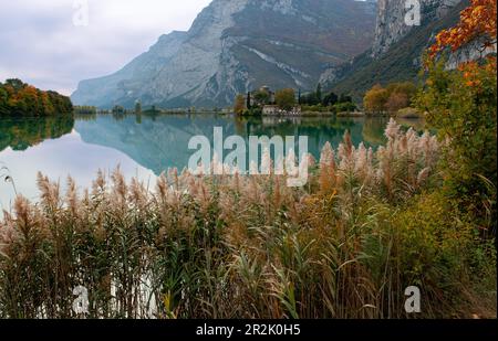 Lago Toblino con il castello in forma autunnale. È un piccolo lago alpino in provincia di Trento (Trentino-Alto Adige) ed è stato dichiarato Biot Foto Stock