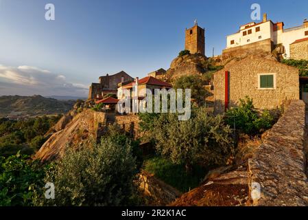 Il villaggio di Monasanto è situato in posizione superbamente situata in rocce di granito su una cresta, Beira, Portogallo. Foto Stock