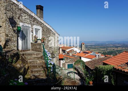 Il villaggio di Monasanto è situato in posizione superbamente situata in rocce di granito su una cresta, Beira, Portogallo. Foto Stock