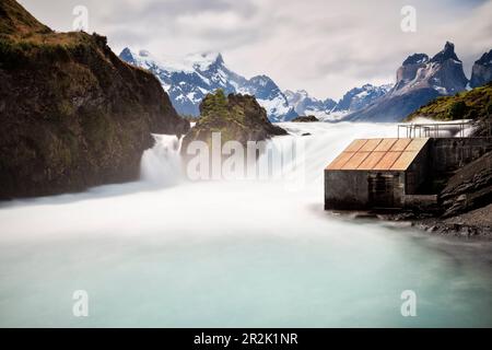 Cascata di Salto Chico lunga esposizione con catena montuosa Cuernos del Paine, Lago el Toro, Parco Nazionale Torres del Paine, Patagonia, Última Esperanza P Foto Stock