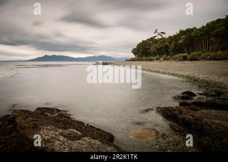 Tratto costiero a fin de Camino (ultimo tratto di strada dalla terraferma), a sud di Punta Arenas, Patagonia, Cile, Sud America Foto Stock