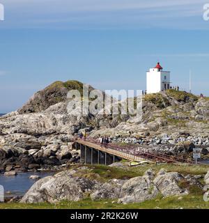 Ulla fyr (faro) eretto nel 1874 a Kvernholmen, Ulla, Haram, Sunnmøre, Norvegia. Attraversa il ponte di Kvernholmsundet Foto Stock