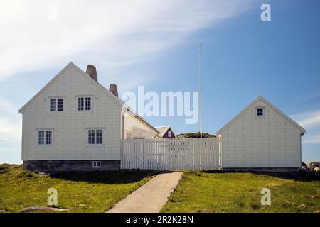 Quartier generale del faro, Ulla fyr (faro) eretto nel 1874 a Kvernholmen, Ulla, Haram, Sunnmøre, Norvegia Foto Stock