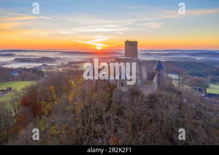 Veduta aerea dell'alba sul Nürburg, Eifel, Renania-Palatinato, Germania Foto Stock