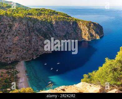 Vista aerea della Valle delle Farfalle con spiaggia sabbiosa, acqua turchese e yacht vicino alla città di Oludeniz o Fethiye, Mugla, Turchia nella mattina di sole Foto Stock