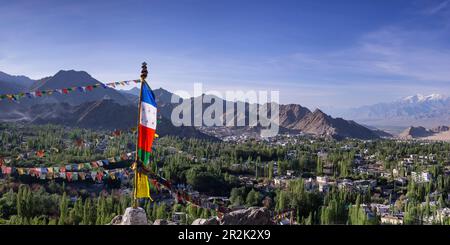 Panorama su Leh e verso il monastero Namgyal Tsemo Gampa sulla collina di Tsenmo, un punto di vista su Leh, Ladakh, Jammu e Kashmir, India, Asia Foto Stock