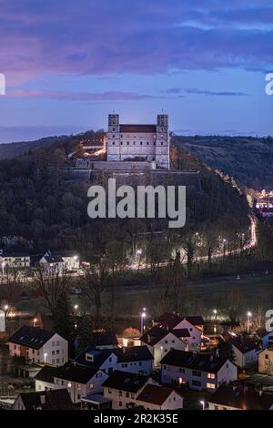 La Eichstätt barocca all'ora blu, Altmühltal, Baviera superiore, Baviera, Germania, Europa Foto Stock