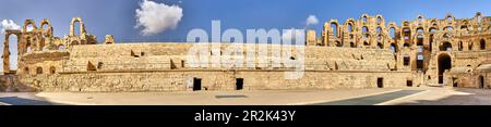 El Jem, Tunisia, 10 gennaio 2023: Panorama multi-immagine dall'interno dell'arena dell'anfiteatro El Jem Foto Stock