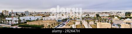 Monastir, Tunisia, 19 gennaio 2023: Panorama di Monastir con una moschea e il mausoleo del fondatore tunisino in primo piano Foto Stock