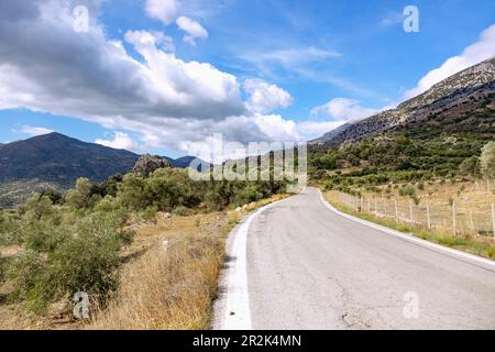 Altopiano Nida vicino Zaros, strada di campagna Foto Stock