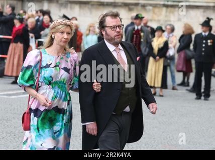 Monaco, Germania. 20th maggio, 2023. Viktoria Luise e Ferdinand zu Leiningen arrivano alla Theaterkirche per le nozze della chiesa di Ludovico Principe di Baviera e di Sophie-Alexandra Evekink. Circa 1.000 ospiti sono tenuti a partecipare ai festeggiamenti. Credit: Karl-Josef Hildenbrand/dpa/Alamy Live News Foto Stock