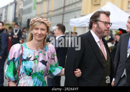 Monaco, Germania. 20th maggio, 2023. Viktoria Luise e Ferdinand zu Leiningen arrivano alla Theaterkirche per le nozze della chiesa di Ludovico Principe di Baviera e di Sophie-Alexandra Evekink. Circa 1.000 ospiti sono tenuti a partecipare ai festeggiamenti. Credit: Karl-Josef Hildenbrand/dpa/Alamy Live News Foto Stock