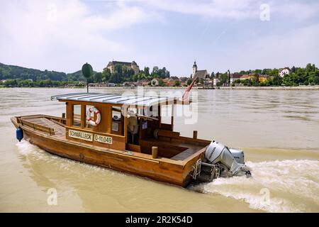 Grein sul Danubio, traghetto per il Danubio, Castello di Greinburg, chiesa parrocchiale di San Giles Foto Stock