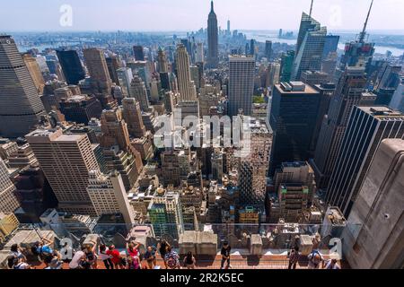 New York City; Manhattan; il Rockefeller Center; Vista di Midtown e dell'Empire state Building da Top of the Rock Foto Stock