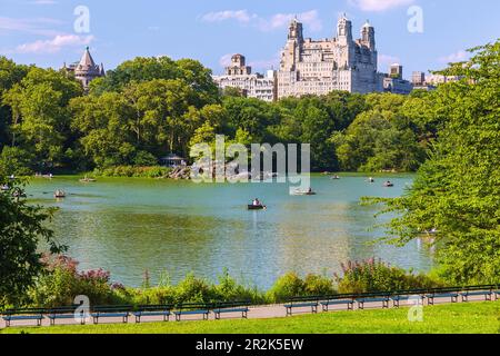 New York City, Manhattan, Central Park, il lago, il Beresford Foto Stock