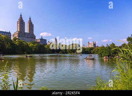 New York City, Manhattan, Central Park, The Lake, San Remo Apartments Foto Stock