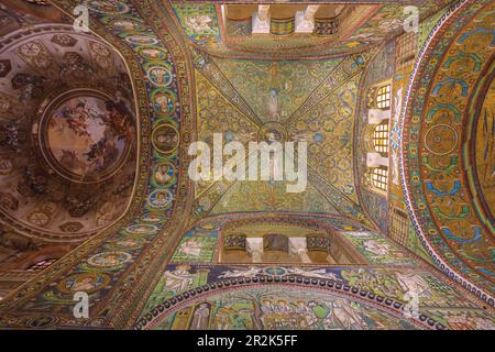 Ravenna, Basilica di San vitale, cupola e mosaici sul soffitto Foto Stock