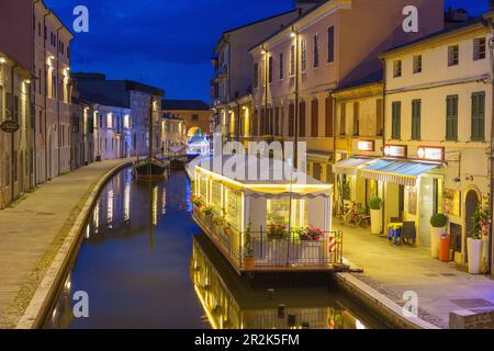 Comacchio; Via Fogli, ristoranti di pesce Foto Stock