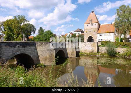 Herrieden; muro della città con torre di cicogna, Steinerne Altmühlbrücke Foto Stock