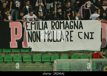 Tifosi Palermo per le popolazioni dell'Emilia Romagna colpite dall'alluvione durante la partita di calcio della Serie Italiana BKT Palermo FC contro Brescia al Renz Foto Stock