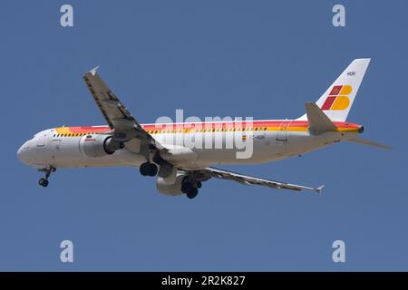 Iberia Airbus A321-211 (Reg.: EC-HUH) al decollo pista 31. Foto Stock