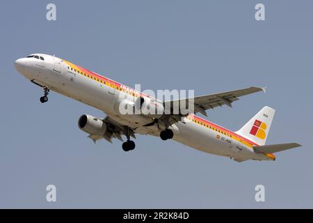 Iberia Airbus A321-211 (Reg.: EC-HUH) al decollo pista 31. Foto Stock