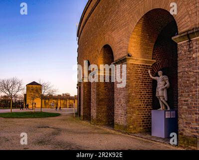 Statua dell'imperatore Traiano nell'arco dell'anfiteatro nel Parco Archeologico di Xanten, Niederrhein, NRW, Germania Foto Stock